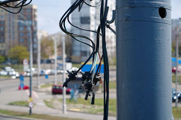 Elektrik Kabloları Direkten Sarkıyor — Stok fotoğraf