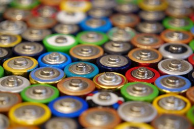 Bir sürü renkli pil kullanılmış.