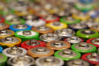 Bir sürü renkli pil kullanılmış.