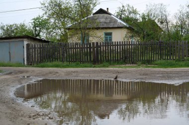 Ukrayna köyündeki eski kulübe.