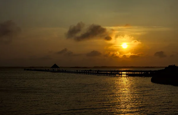 Puesta de sol sobre bahía — Foto de Stock