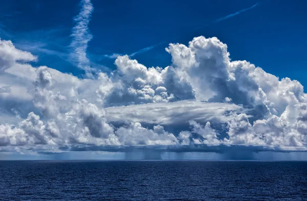 Океанская гроза с кучевыми облаками и дождями — стоковое фото