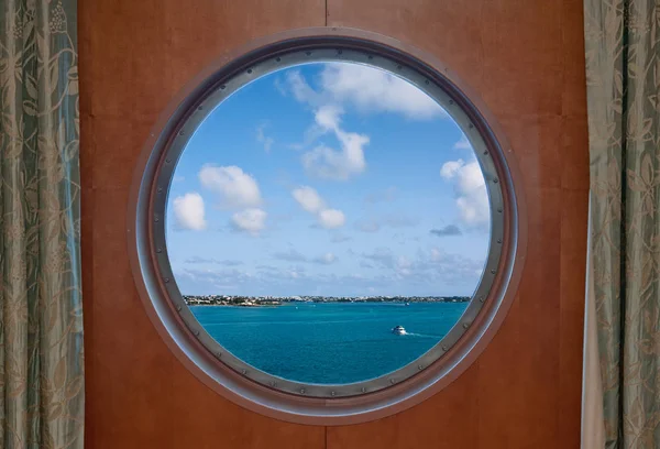 Bermudaküste durch ein Bullauge des Schiffes gesehen — Stockfoto