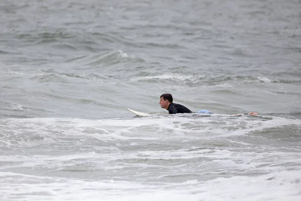 Hombre joven surfeando —  Fotos de Stock