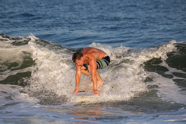 Junger Mann surft Welle — Stockfoto