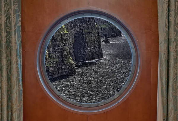 Le scogliere di Moher viste attraverso l'oblò — Foto Stock