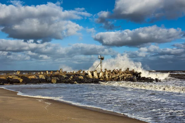 Welle kracht auf Steg im Meer — Stockfoto