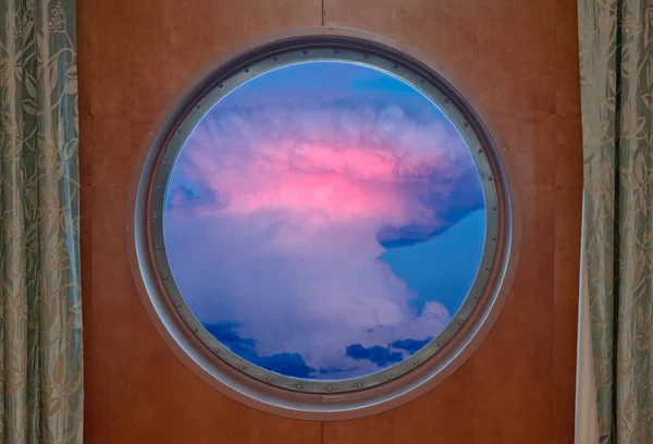Anvil Shaped Thunderhead Cumulonimbus Incus Cloud Visto a través de un ojo de buey — Foto de Stock