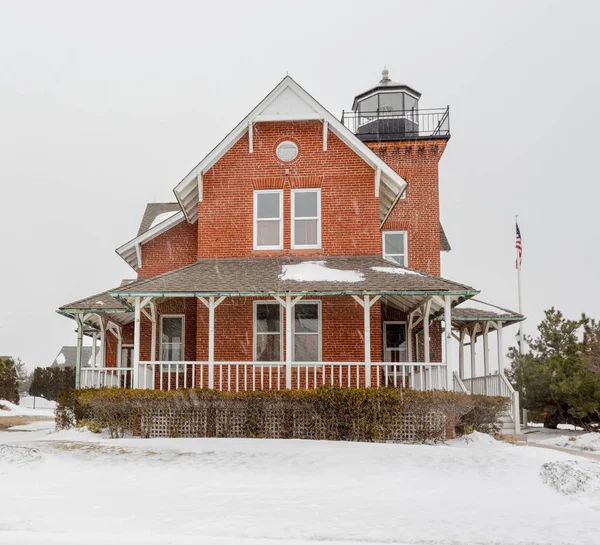 Sea girt vuurtoren in de sneeuw — Stockfoto