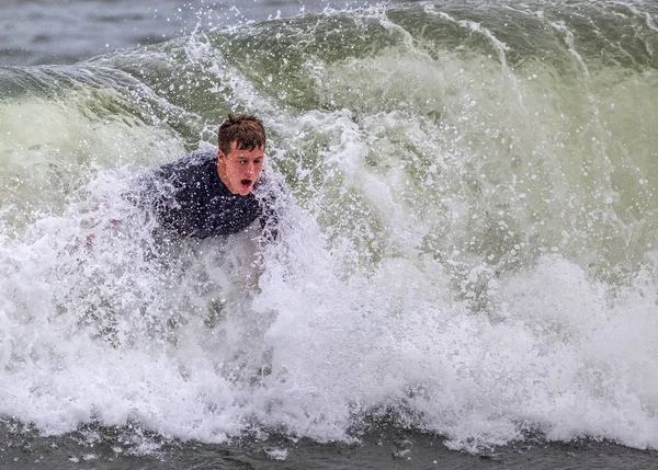 Молода людина, Bodysurfing — стокове фото