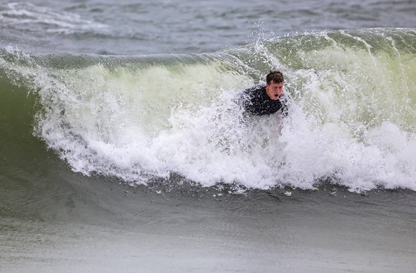 Young Man Surfing — Fotografie, imagine de stoc