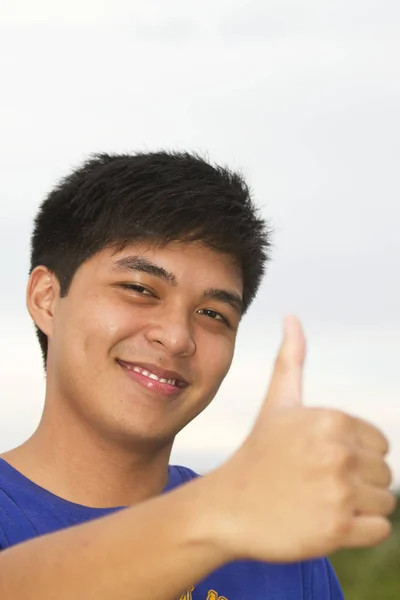 Junge jugendliche filipino — Stockfoto