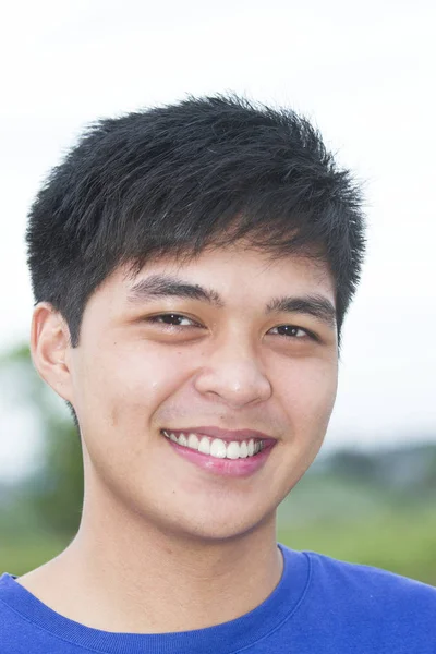 Junge hübsche filipino — Stockfoto