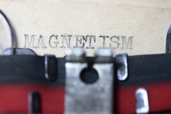 Magnetismo digitado em uma máquina de escrever de papel velho — Fotografia de Stock