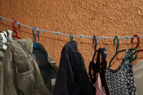 Στέγνωμα των ρούχων σε κρεμάστρα — Φωτογραφία Αρχείου