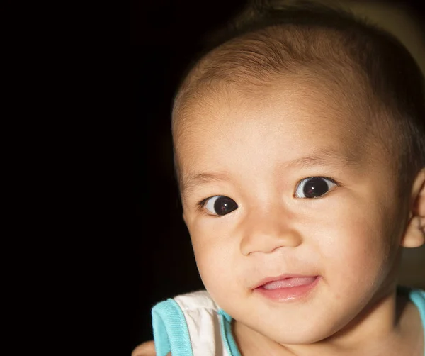 Um bebê menino bonito sorriso — Fotografia de Stock
