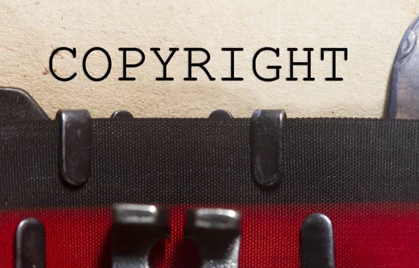 Urheberrechtlich geschützt auf einem alten Altpapier — Stockfoto