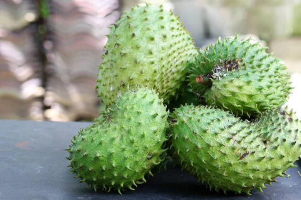Close-up shot van een vrucht graviola, guyabano — Stockfoto