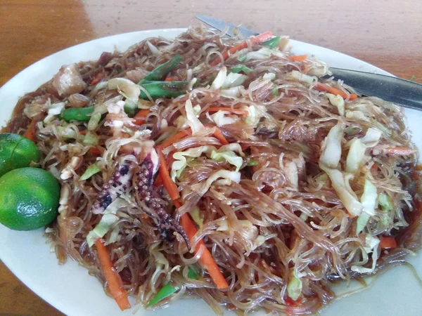 Chinesisch rühren gebratene Nudeln Pfannkuchen — Stockfoto