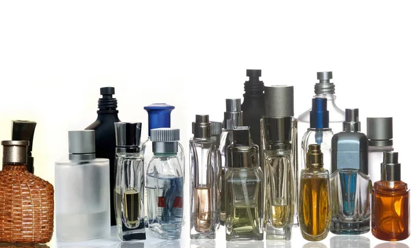 Frascos de perfume y fragancia con reflexión —  Fotos de Stock