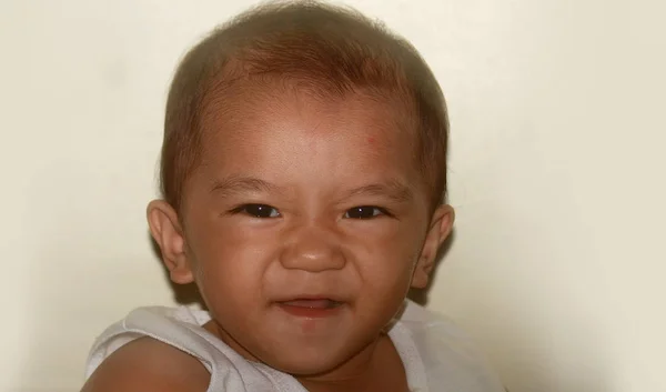Baby mit Gesichtsausdruck — Stockfoto