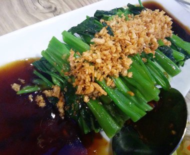 Kang Kong. Kızarmış su ıspanağını karıştır