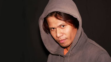 Asyalı erkek portresinin çok güçlü görünümü aydınlatmayı güçlendirir..