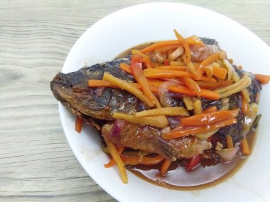 Tatlı ve Ekşi Kızarmış Balık