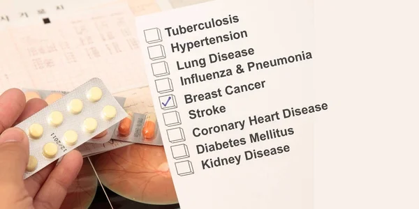 Verificación del cáncer de mama en el formulario de verificación médica —  Fotos de Stock