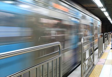 Seul MRT istasyonunda hızlı metro treni.