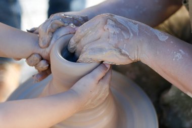 Bir çocuğun geleceğini şekillendirmek için çocuk çanak çömleği döşemek..