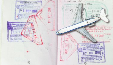 Pasaportlar seyahat pullarıyla dolu. Malezya göçmenlik damgaları..