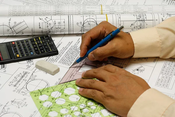 Dibujante Con Planos Dibujos Ingeniería — Foto de Stock