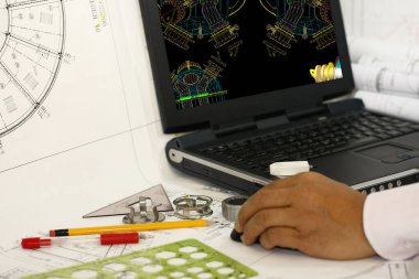 Bir tasarım tasarımı - mühendislik planları ve hesap makinesi taslağı