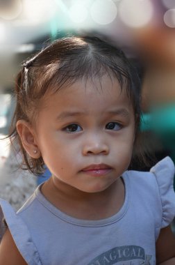 Neşeli bir çocuk. 2 yaşında, neşeli.