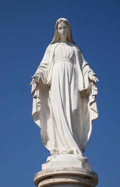 Meryem heykeli önünde anıtsal kilise, İsa'nın tutkusu Macelj, Hırvatistan 