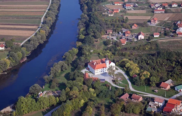 Kościół parafialny Matki Boskiej śniegu i klasztoru paulinów w Kamensko, Chorwacja — Zdjęcie stockowe