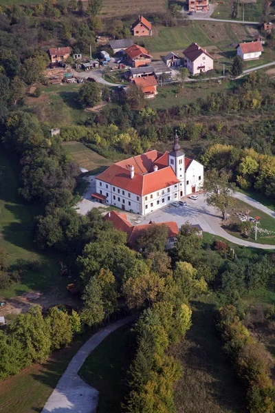 Iglesia parroquial de Nuestra Señora de la nieve y monasterio paulino en Kamensko, Croacia —  Fotos de Stock