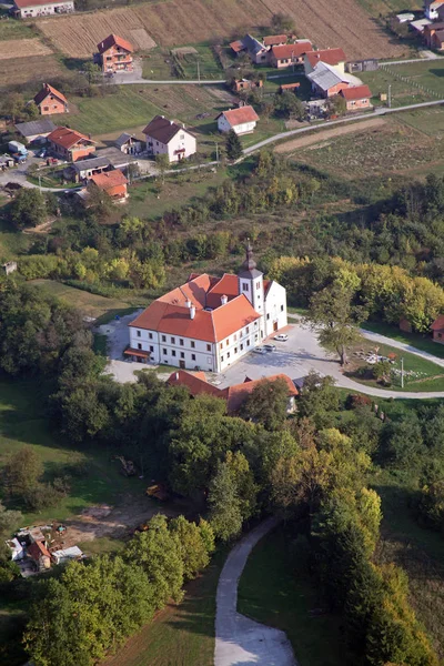 Kościół parafialny Matki Boskiej śniegu i klasztoru paulinów w Kamensko, Chorwacja — Zdjęcie stockowe