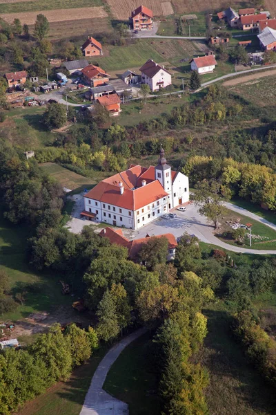 Igreja Paroquial de Nossa Senhora da neve e mosteiro paulino em Kamensko, Croácia — Fotografia de Stock