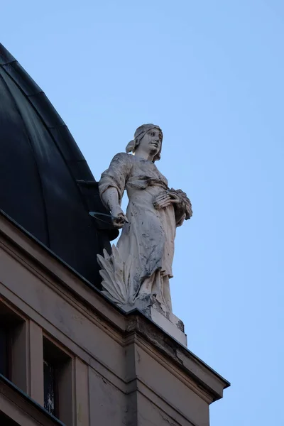 在旧的城市建筑在克罗地亚的萨格勒布禁令耶拉契奇广场上的雕像 — 图库照片