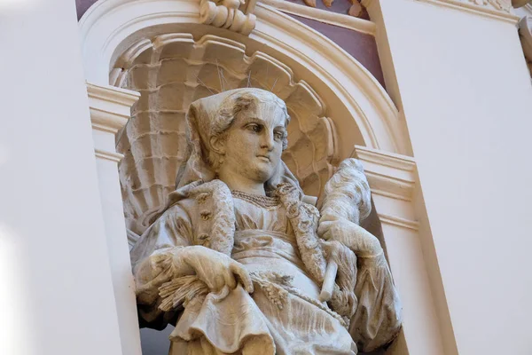 Statue on facade of the old city building in Zagreb, Croatia — Stock Photo, Image