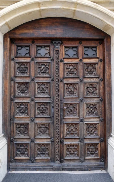 Deur, west portaal van de kerk van San Marco in Zagreb, Kroatië — Stockfoto