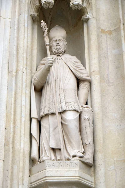 St. Augustine, západní portál kostela svatého Marka v Záhřebu, Chorvatsko — Stock fotografie