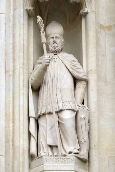 Santo Agostinho, portal oeste da igreja de São Marcos em Zagreb, Croácia — Fotografia de Stock