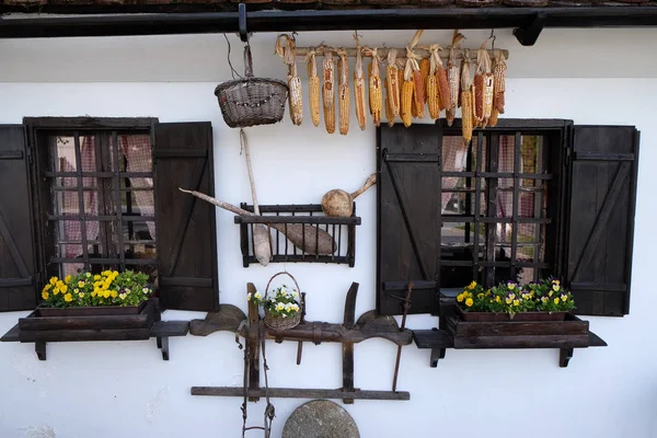 Ventanas de la casa de madera tradicional en Gornja Stubica, región de Zagorje, Croacia — Foto de Stock