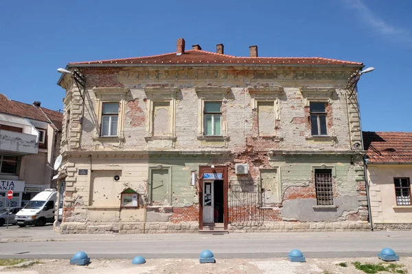 Zerstörtes Haus als Kriegsfolge. Der kroatische Unabhängigkeitskrieg wurde von 1991 bis 1995 im kroatischen Pakrac geführt. — Stockfoto