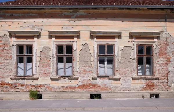 Zerstörtes Haus als Kriegsfolge. Der kroatische Unabhängigkeitskrieg wurde von 1991 bis 1995 im kroatischen Pakrac geführt. — Stockfoto