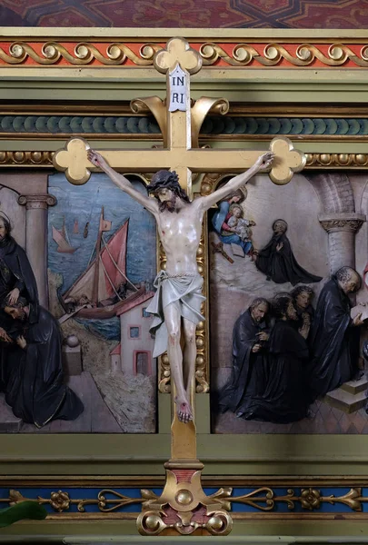 Croix sur l'autel dans la basilique du Sacré-Cœur de Jésus à Zagreb, Croatie — Photo