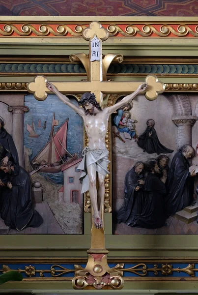 Cruz sobre el altar en la Basílica del Sagrado Corazón de Jesús en Zagreb, Croacia —  Fotos de Stock
